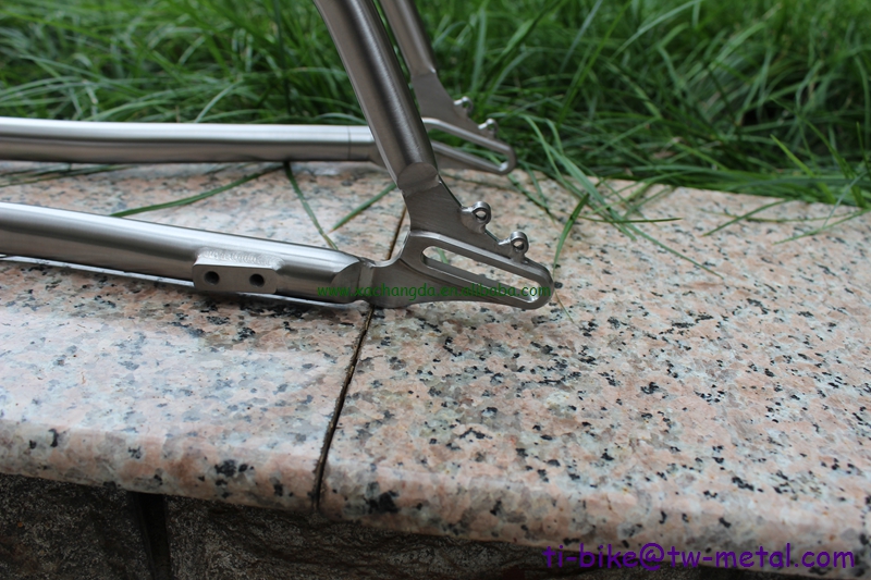 China Titanium Mtb Bike Frame with Pinion And Break Away Design