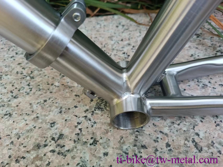Titanium road bike frame with couplers 