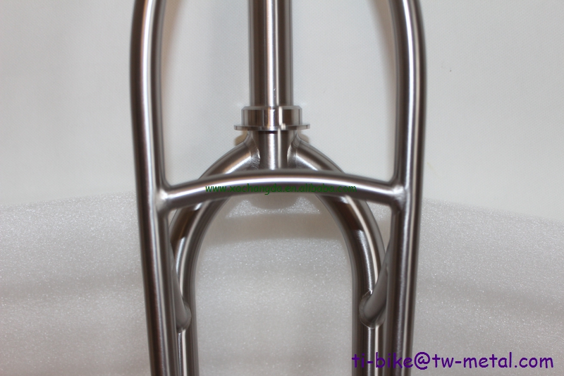 titanium truss fork with 180mm disc brake and 110MM axle design